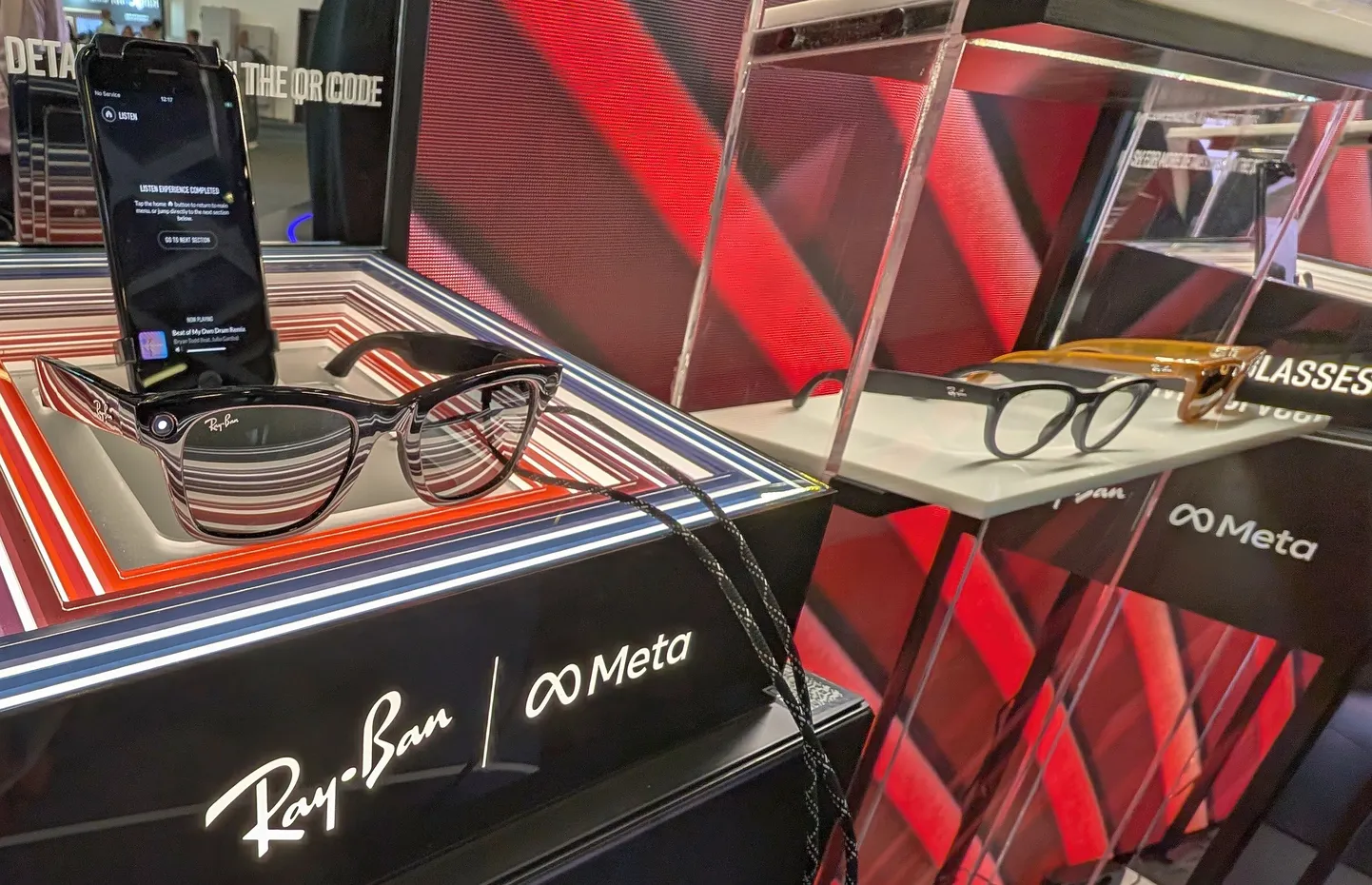 Meta ehk Facebooki firma prillid on tehtud koostöös Ray-Baniga ning nendega saab ümbrust filmida. Viimasel IFA tehnoloogiamessil ütles Ray-Bani esindaja, et kaamera saab sisse lülitada ainult siis, kui vastav märgutuli prillidel põleb, hoiatades teisi filmimise eest. Eestis neid seadmeid ametlikult osta ei saa.