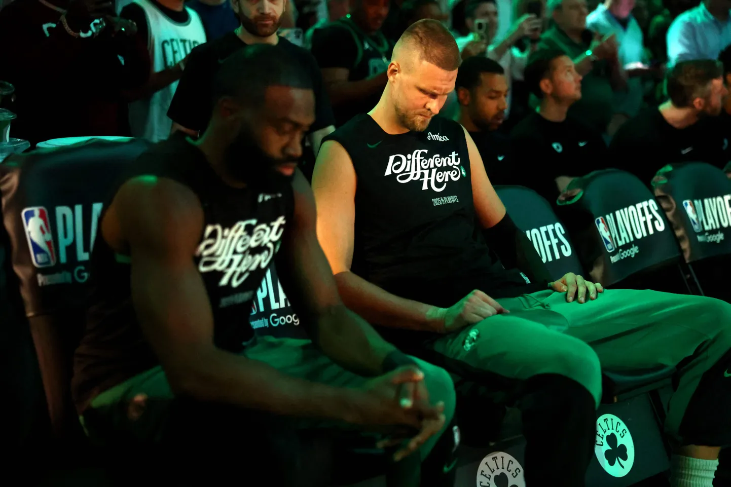 NBA spēlētāji Džeilens Brauns un Kristaps Porziņģis