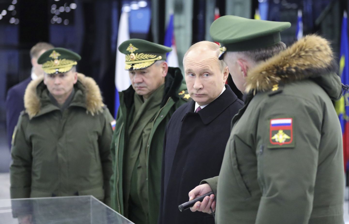 Vladimir Putin (paremalt teine) ja kaitseminister Sergei Šoigu (paremalt kolmas) kohtusid täna Venemaa relvajõudude kõrgete ametnikega.