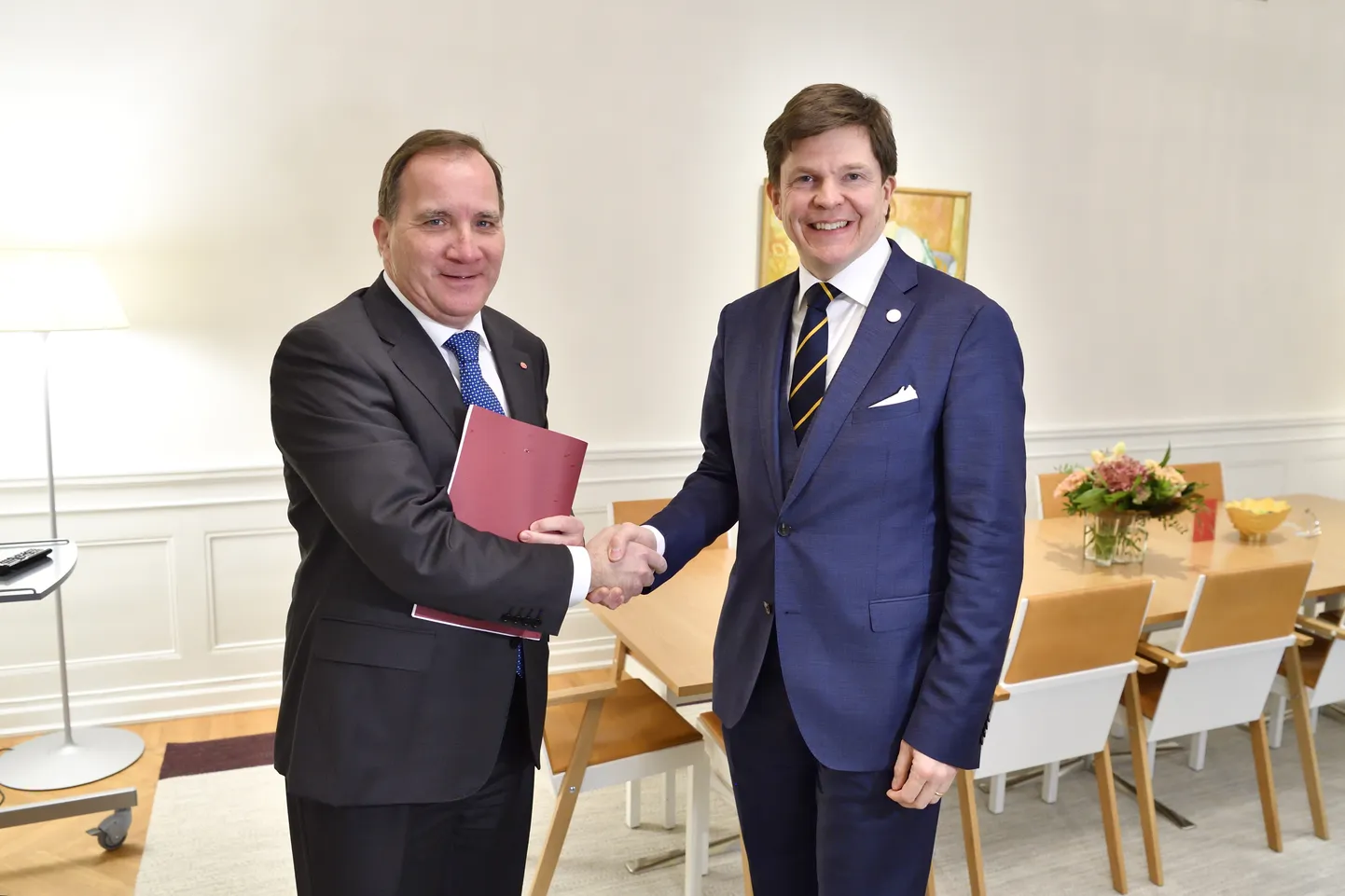 Rootsi sotsiaaldemokraatide esimees Stefan Löfven (vasakul) käis täna parlamendi spiikri  Andreas Norléni juures, et tunnistada oma läbikukkumist valitsuse moodustamisel. Nüüdsest hakkab võimukõnelusi aktiivsemalt juhtima Norlén ise.