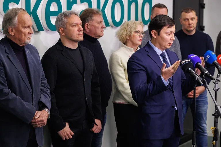 Михаил Кылварт и его ближайшие соратники-однопартийцы во время пресс-конференции в Таллинне 4 января 2024 года.