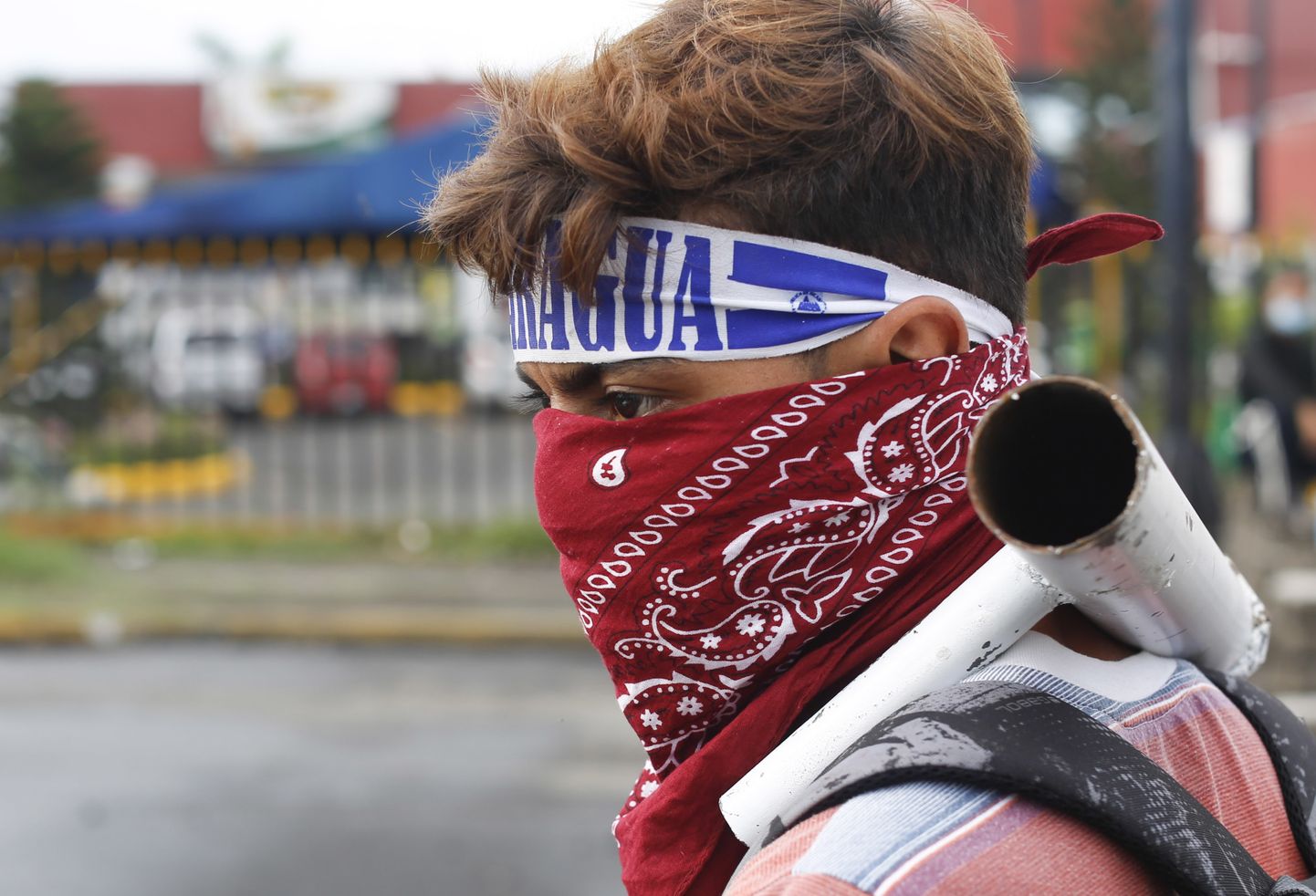 Maskeeritud meeleavaldaja valvamas barrikaadi Nicaragua riikliku ülikooli juures Managuas.