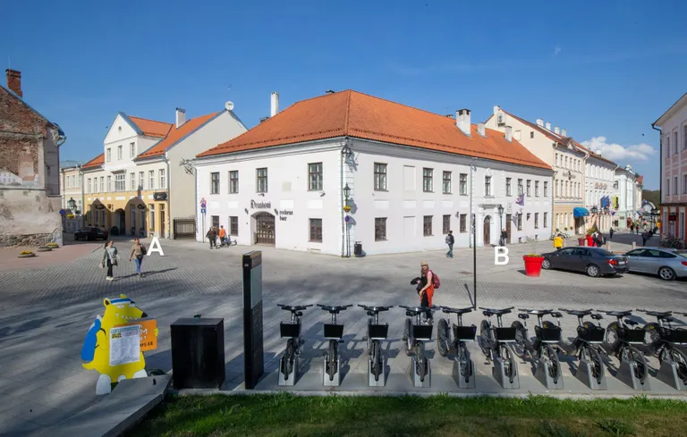Raekoja platsi ja Ülikooli tänava nurga lähedal asunud kohvikutes tavatses Friedebert Tuglas toimetada Loomingut. Pildil märgib Werneri ust A ja kunagise Linda ust B.