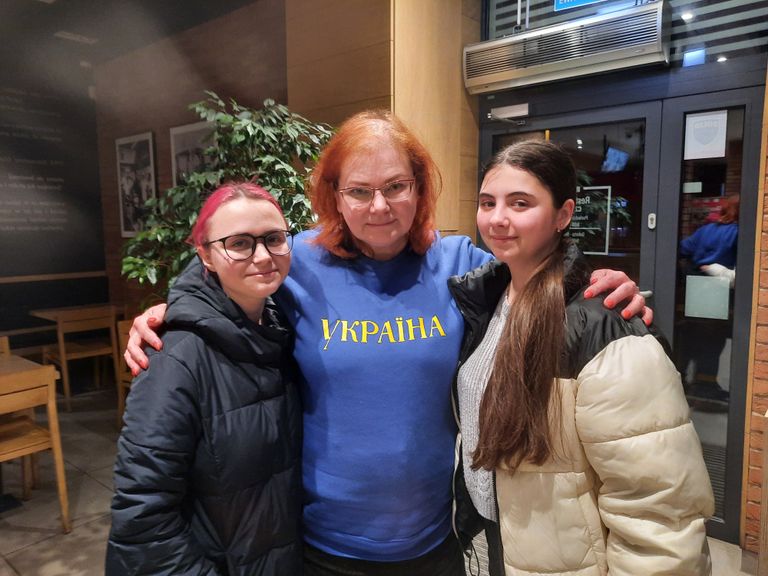 Loone Ots hostelis 17-aastaste tudengite Natalia ja Mariaga, kes jäid praegu Poolasse oma kursusekaaslasi ootama, et seejärel üheskoos edasi liikuda.