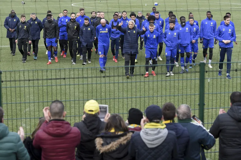 FC Nantes'i meeskond ja peatreener Vahid Halihodzic mälestasid koos fännidega kadunud jalgpallurit Emiliano Salad