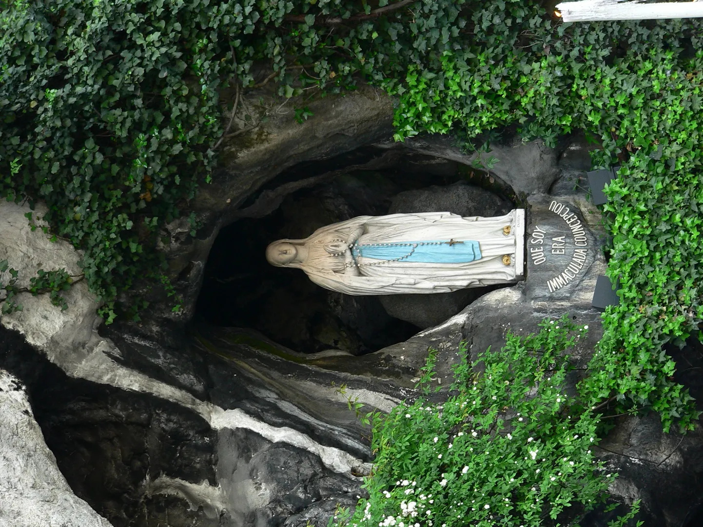 Lourdes'i Neitsi Maarja kuju.