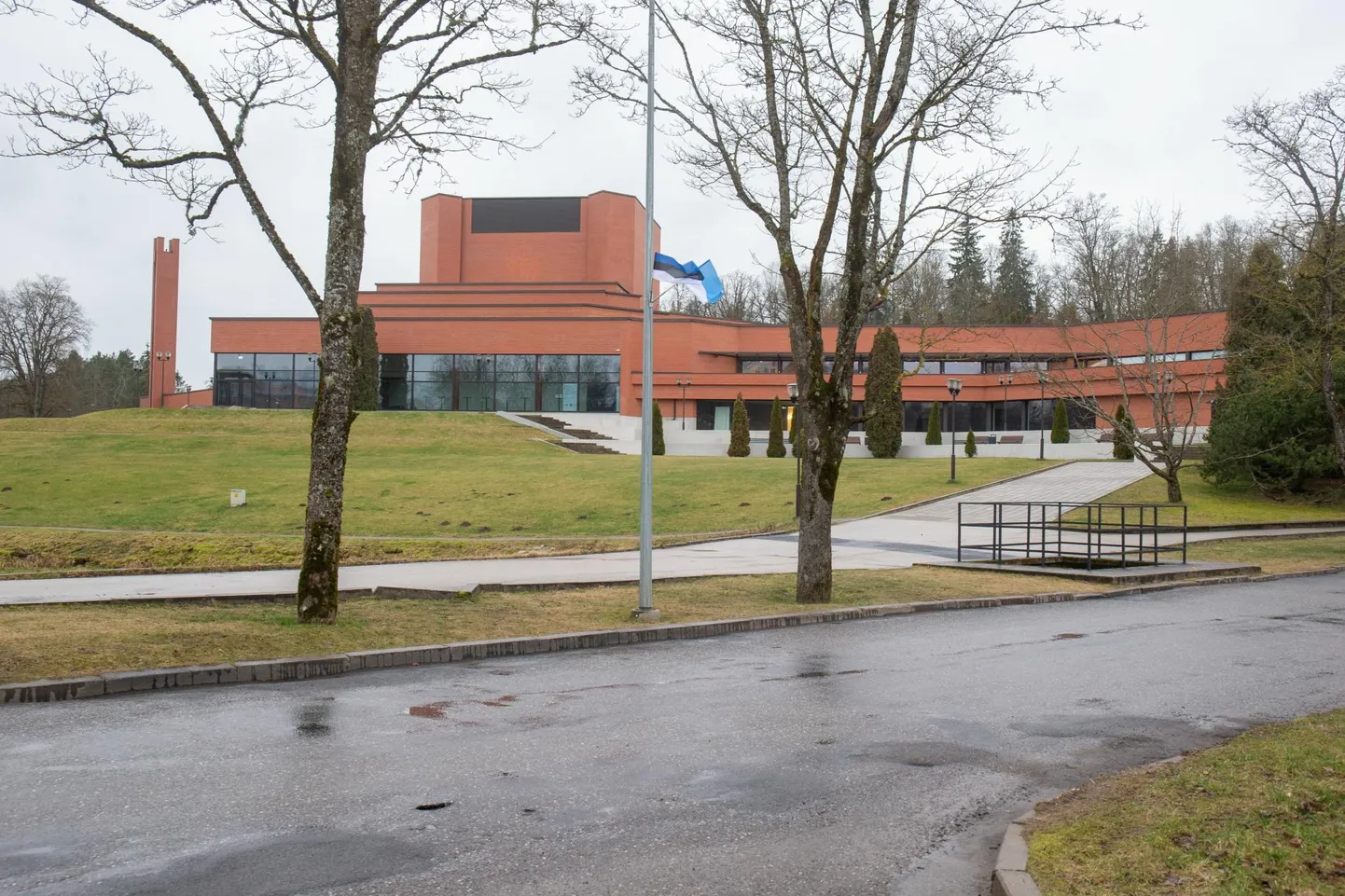 «Teoseni või esituseni jõudmiseks on tehtud tööd: kogutud materjali, harjutatud, süvenetud, tehtud proove, maalitud, kirjutatud, komponeeritud, pandud näitust kokku.»