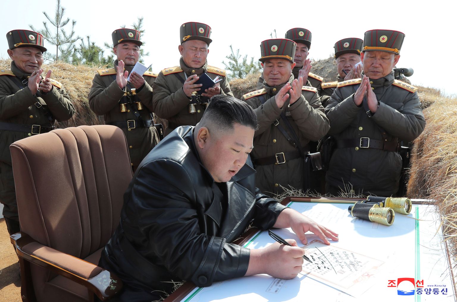 Kim Jong-un suurtükiväeõppustel.