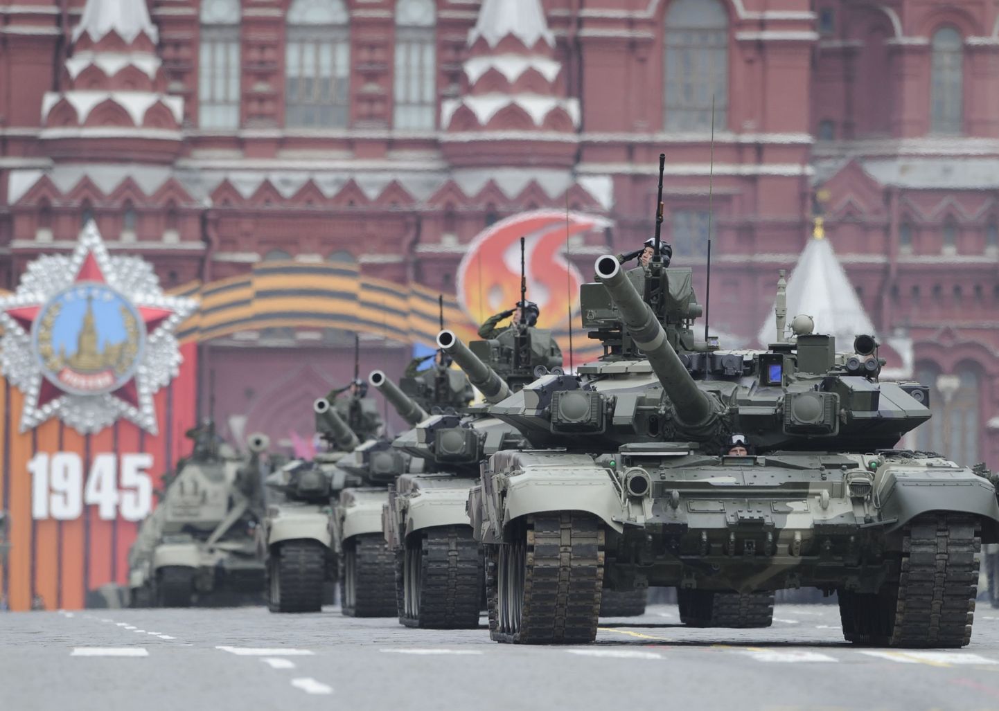Vene tankid T-90 vuravad Moskvas Punasel väljakul.