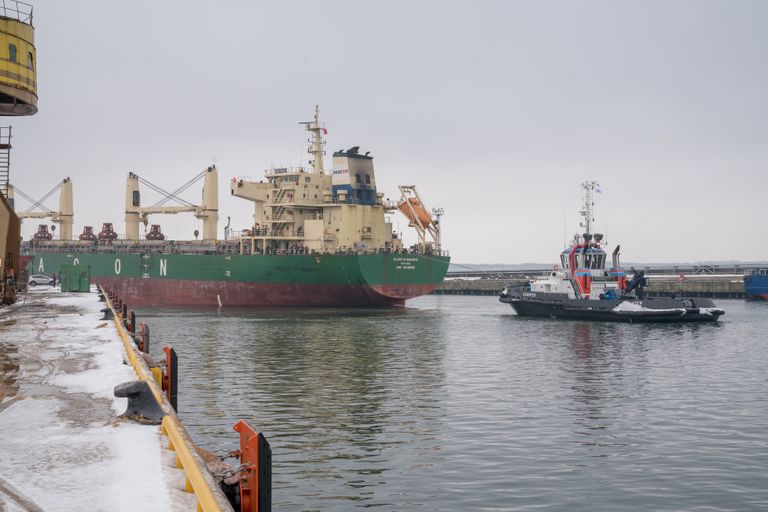 Merehätta sattunud kaubalaev Glory Hongkong pukseeritakse BLRT-sse