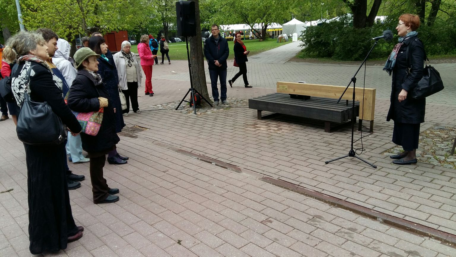 Ene Mihkelsoni pingi avamise sõnavõtte ja luulelugemisi juhatas sisse Marin Laak (paremal).
