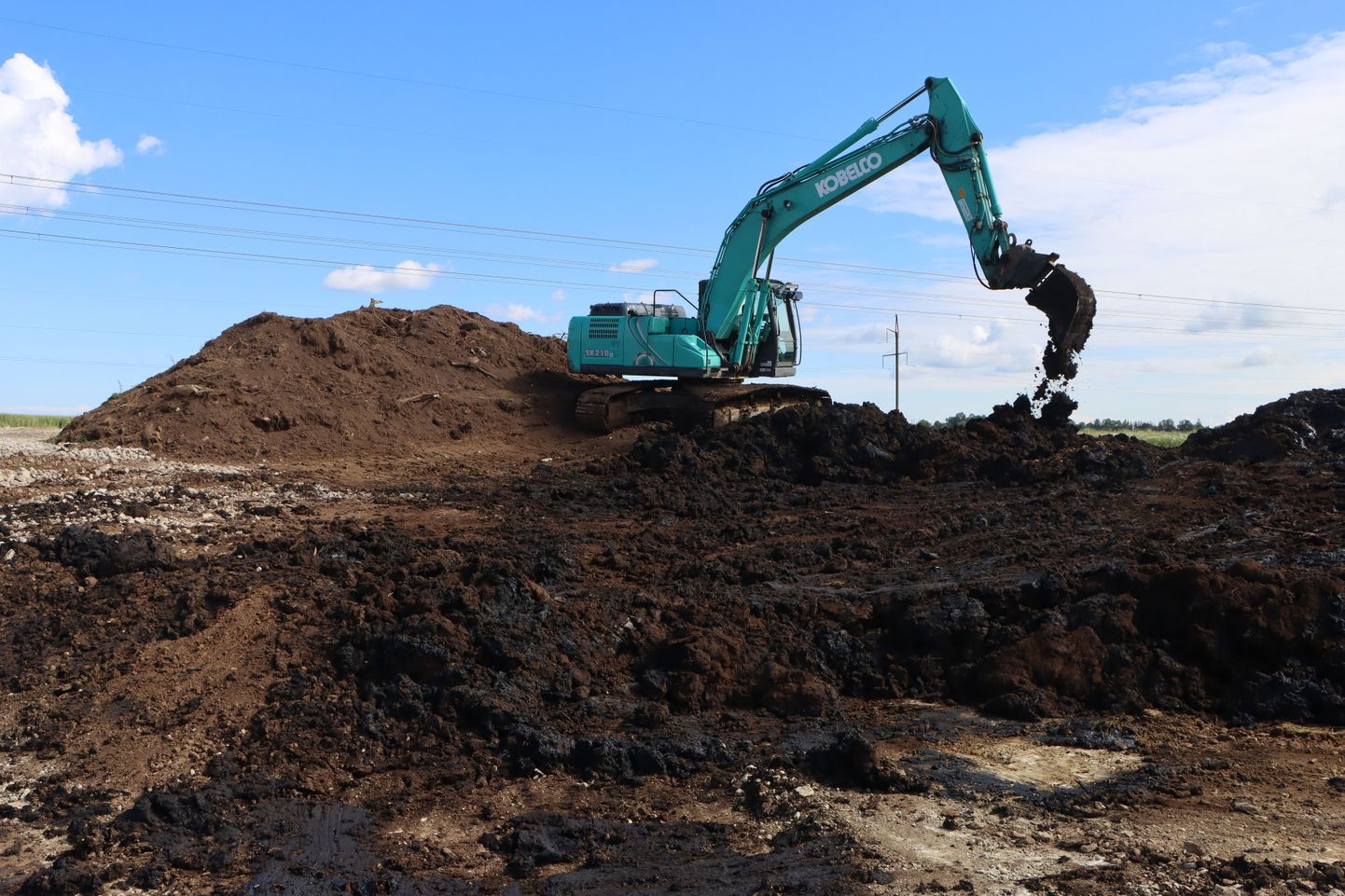 Прошлым летом из реки Эрра выкопали 16000 кубометров загрязненной почвы, более трети которой составляла смола.