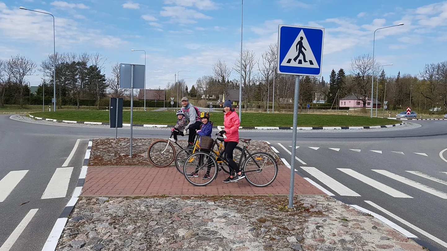 Türi valla rattamatkale tuldi koos peredega. Signe Kotkas koos mehe ja lastega läbis punkte otsides peaaegu 50 kilomeetrit.
