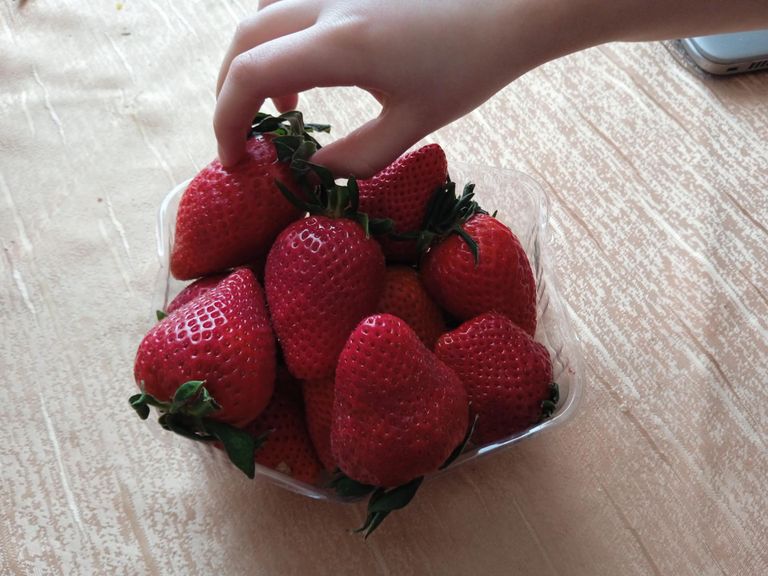 Väliletil pakutud maasikad olid väga suured, mõnes karbis sekka ka poolpunaseid.