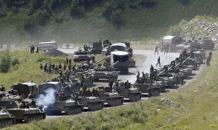 On August 8, 2008, Russia attacked Georgia. A NATO summit in April of the same year was interpreted by Moscow in such a way that Georgia and Ukraine were left in its sphere of influence. The photo depicts a convoy of Russian military equipment near Tskhinvali in South Ossetia on August 9, 2008 (Ukraine is destroying about the same amount in the war each day.