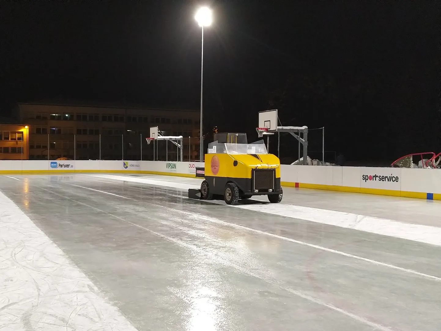 Vastseliina uisuväljakut aitab hooldada Kanada jäämasin.