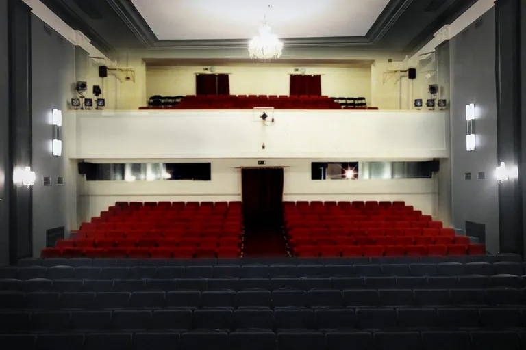 Kui piltidesse süveneda, avanevad teatri ajakihid.