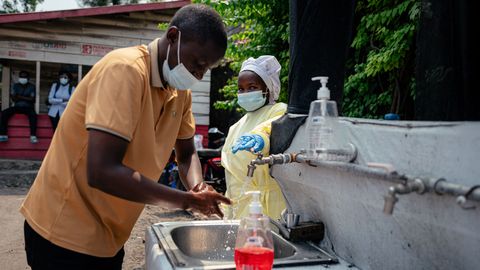 Ebolas uzliesmojums Āfrikā: Kongo DR miruši jau 118 cilvēki
