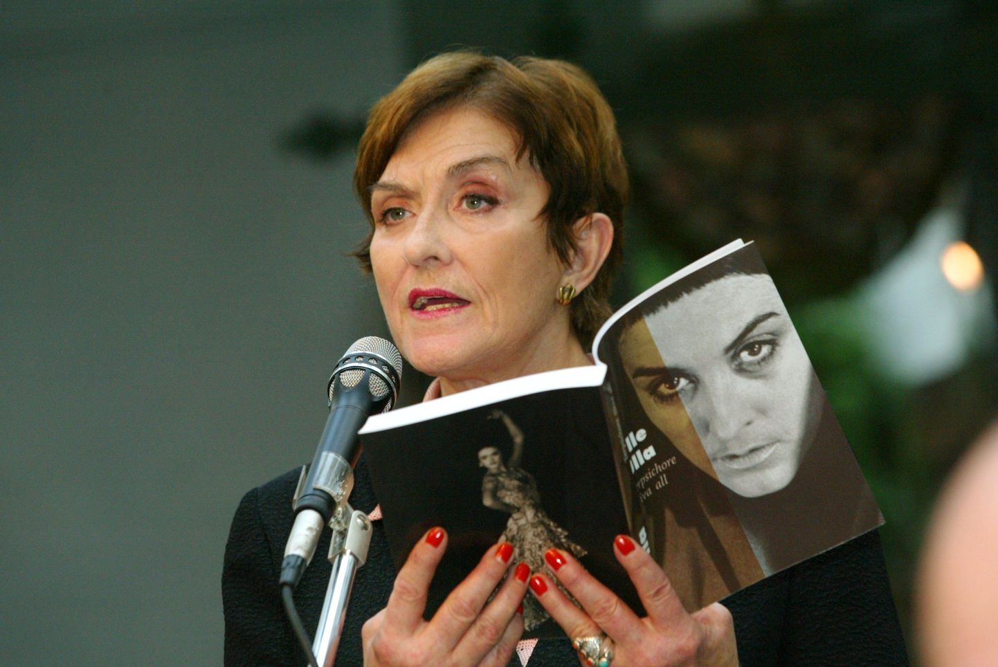 Ülle Ulla esitleb oma raamatut «Terpsichore tiiva all». Aasta on 2003.