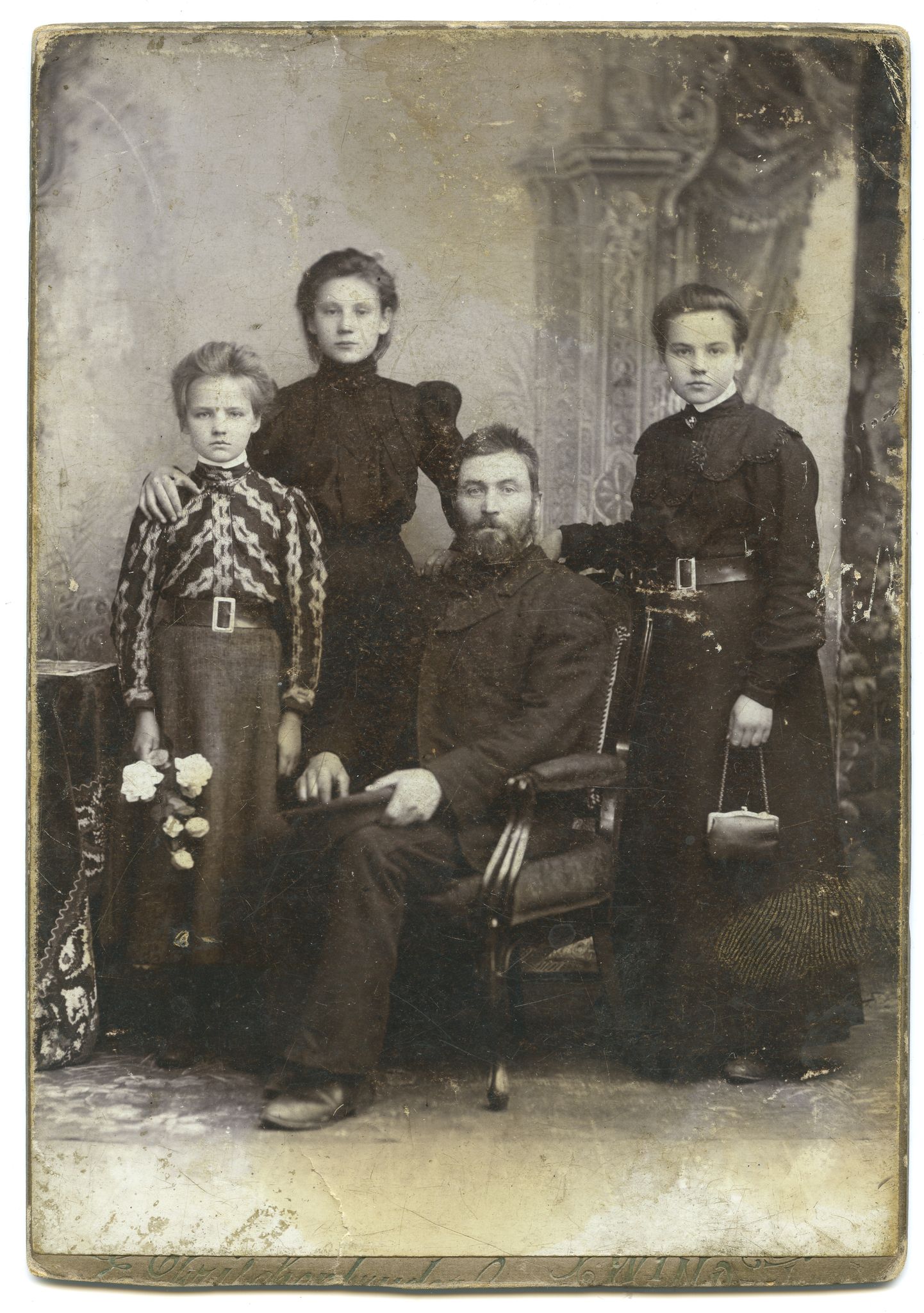 Fricis Bergmanis - Popes muižas kalps ar meitām. Dzīvoja Popes Zetiņkalnos. No kreisās Zelma, Līze, Fricis, Vilhelmīne ap 1902.g.