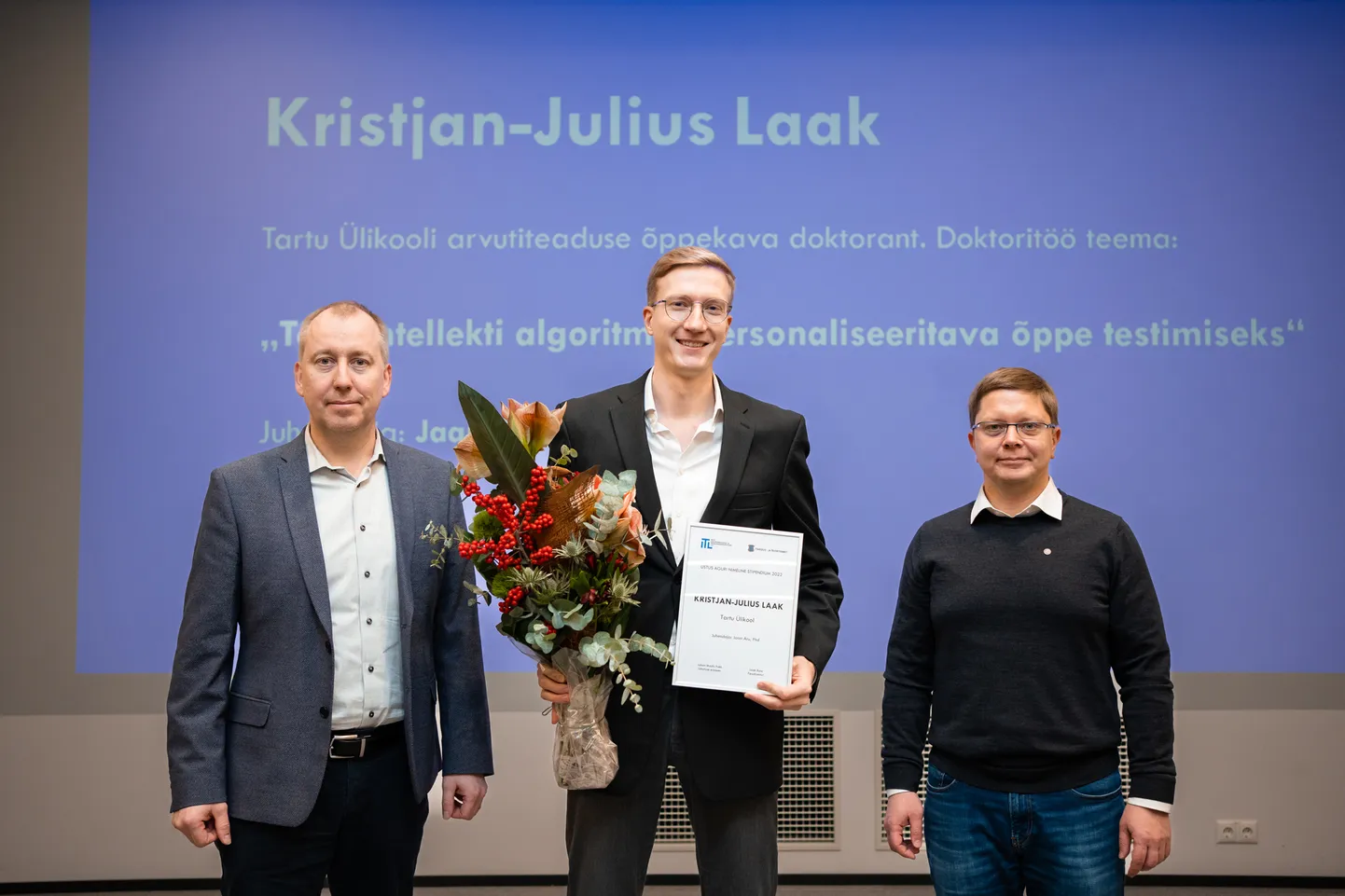 ITL-i juhatuse liige Ivo Lasn, stipendiumi saaja Kristjan-Julius Laak ja ITL-i president Juhan-Madis Pukk