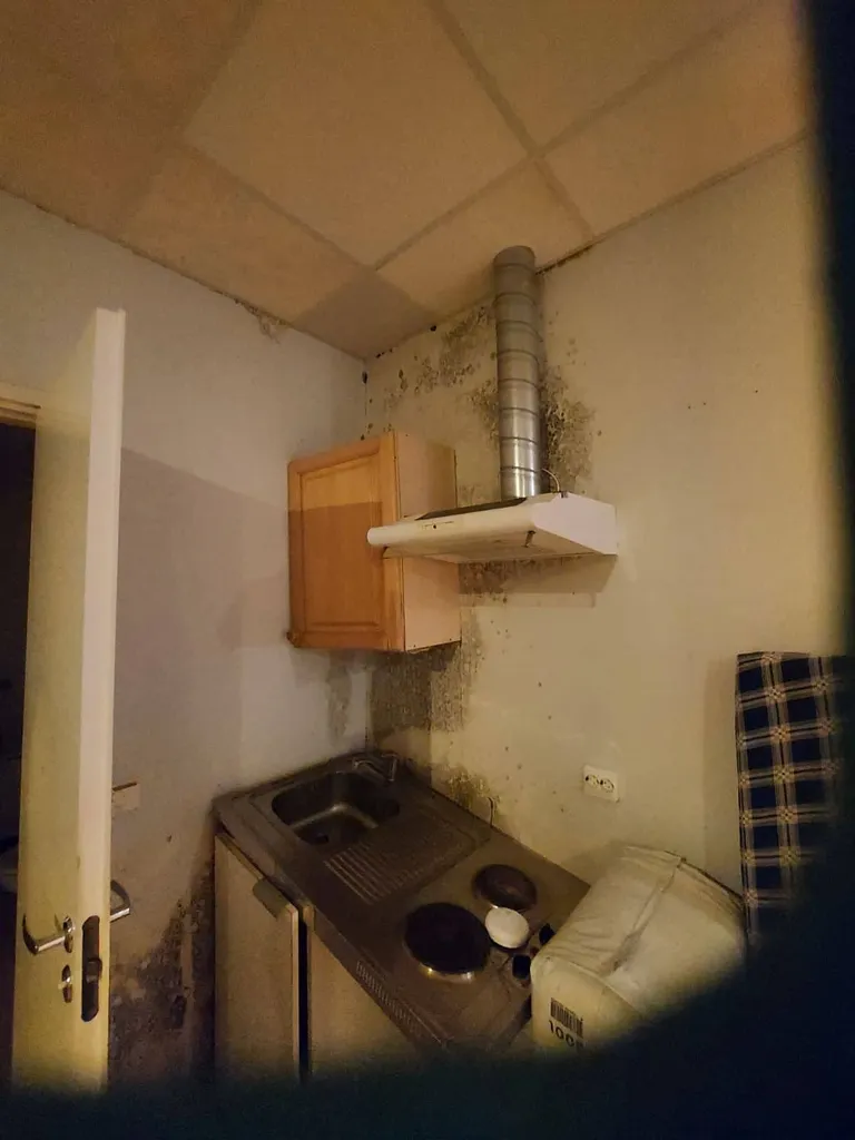 Sellised korterid on sõjapõgenike majutamiseks kasutatavas Kopli tänava majas. Konkreetsesse korterisse põgenikke siiski ei majutatud. Foto on põgeniku tehtud.