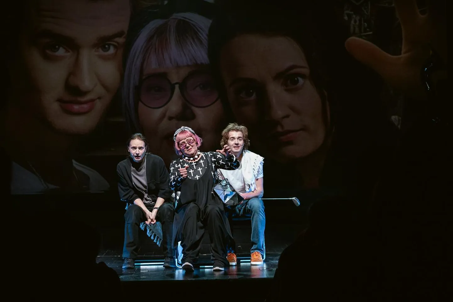 Petra Rahn (vasakult, Linda Porkanen), Agnes Eeljärv (Merle Jääger) ja Johan Lainemaa (Oskar Seeman) asuvad maailma parandama.