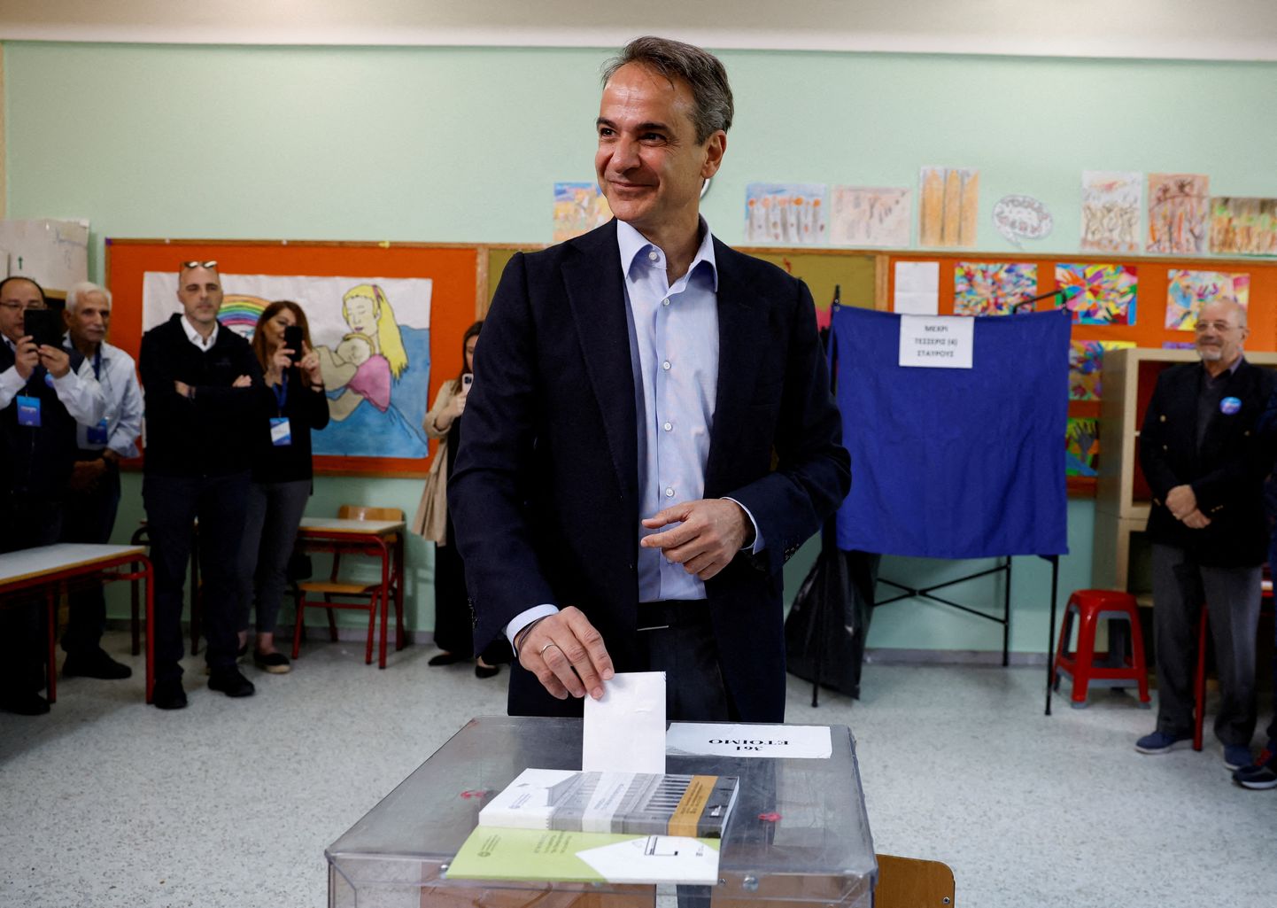 Grieķijas premjers Kirjaka Micotakis nodod savu balsi parlamenta vēlēšanās