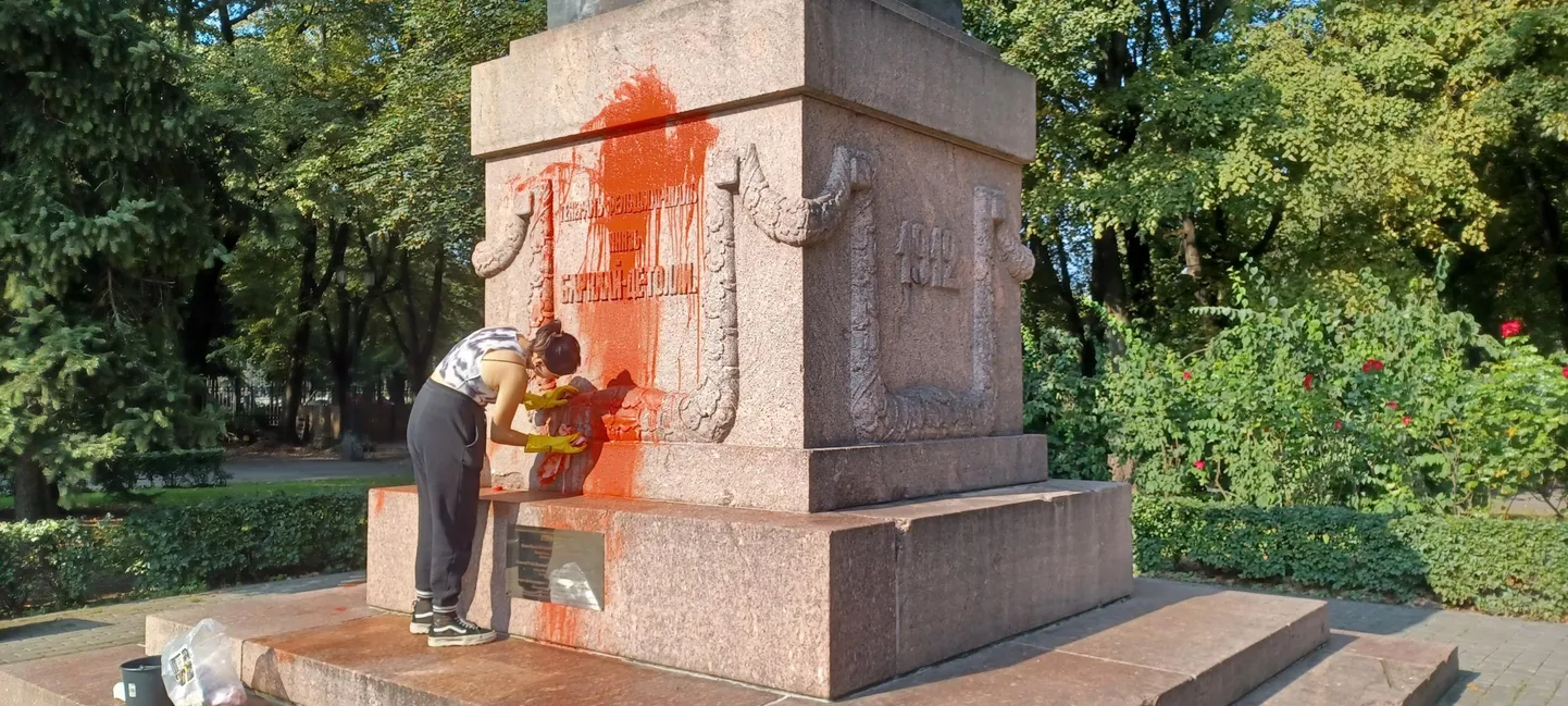 Облитый краской памятник Барклаю-де-Толли