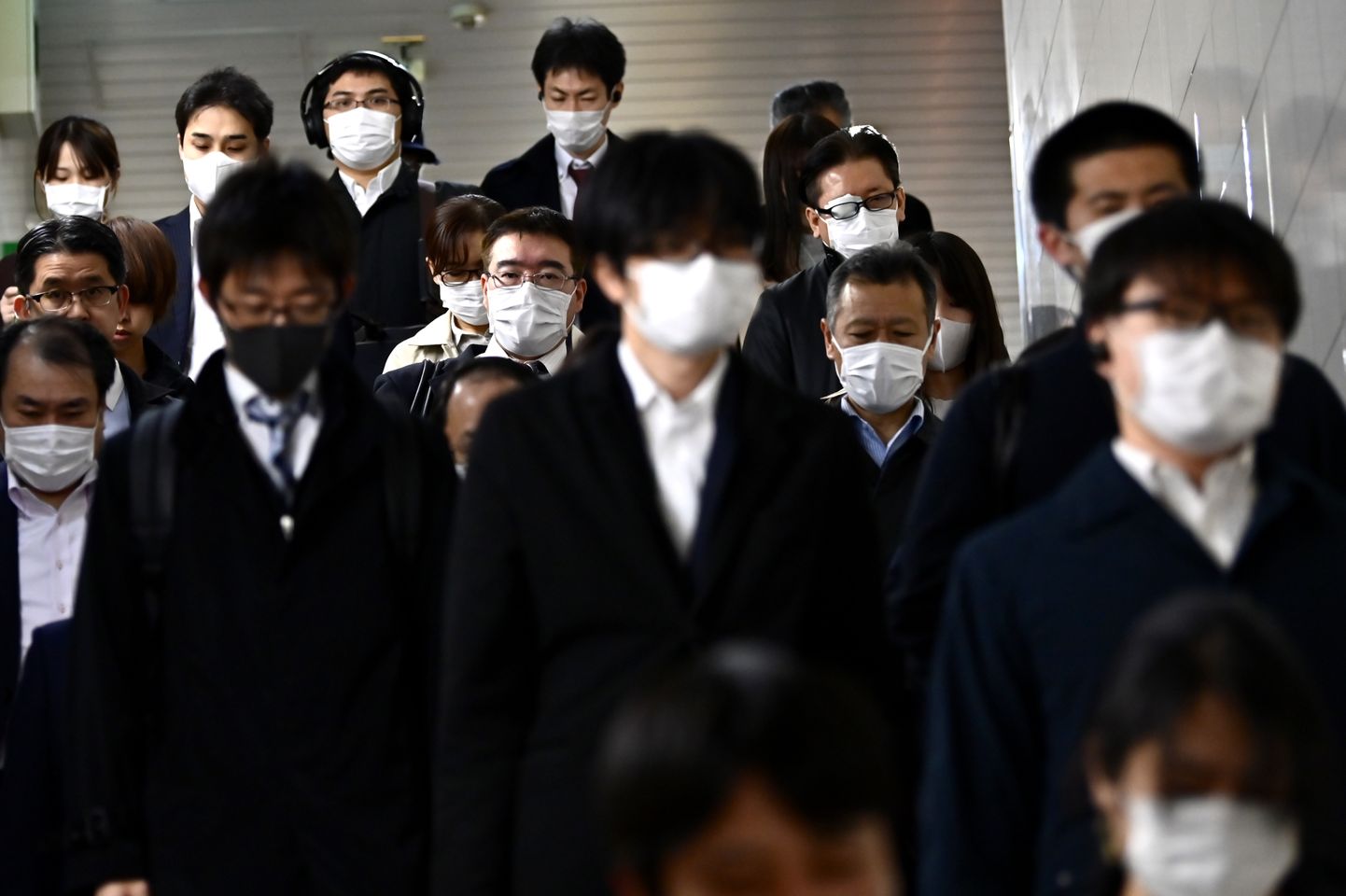 10. aprill 2020, Tokyo rongijaam. Reisijad maskides