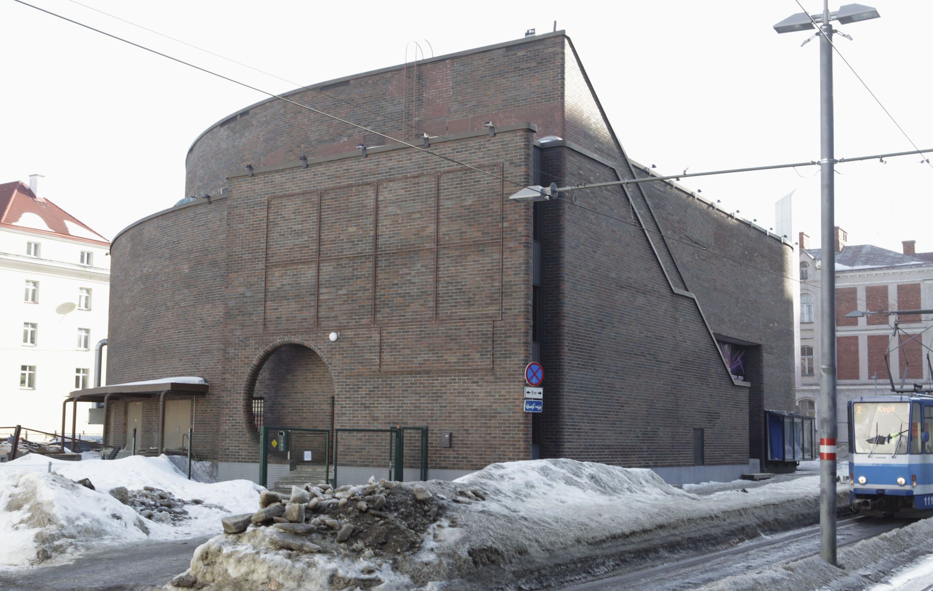 1982. aastal ehitatud valuutakauplus Turist, mis asub aadressil Tartu maantee 17,  võeti arhitektuurimälestisena muinsuskaitse alla.