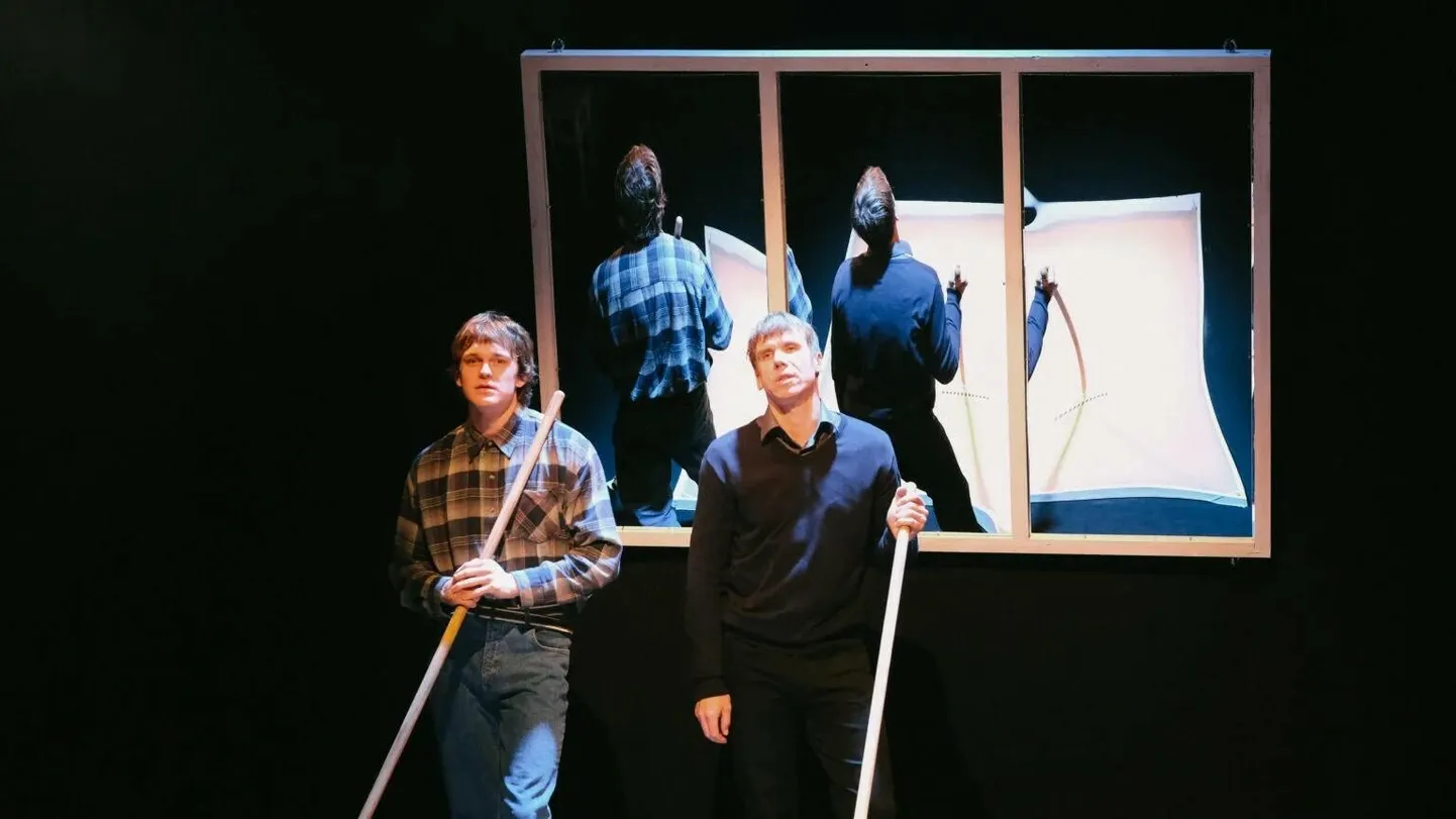 Kunstnik Jana Wolke lihtne lavakujundus laseb Germo Toonikusel (vasakul) ja Rasmus Kaljujärvel teatris Nuutrum Veiko Tubina lavastatud «Paradiisis» (Tõnu Õnnepalu ainetel) nii mõndagi väljendada.