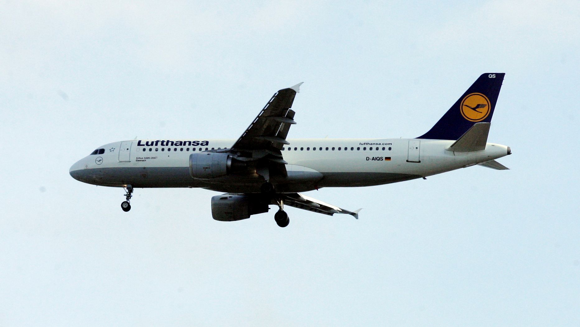 Lufthansa lennuk Tallinna lennujaama lähistel.