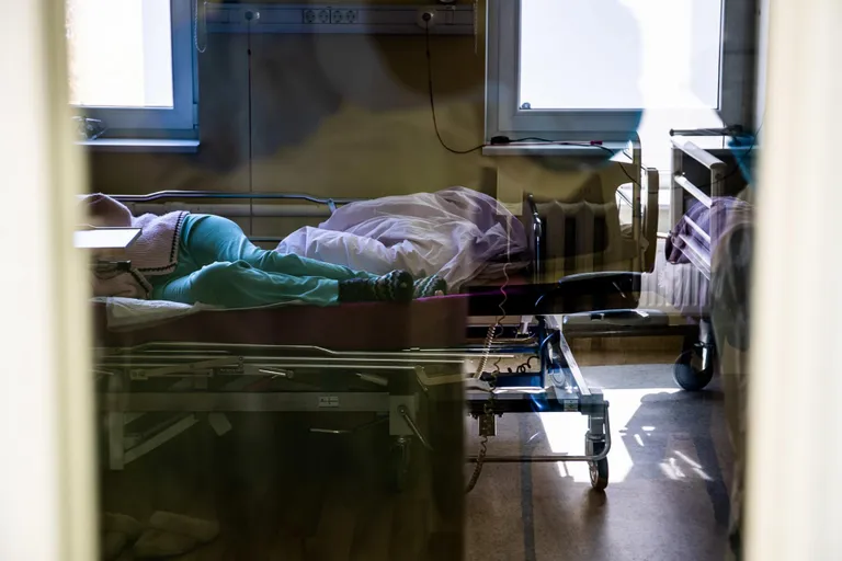 Пациенты лежали молча, через двери было видно, что некоторые сильно задыхаются.