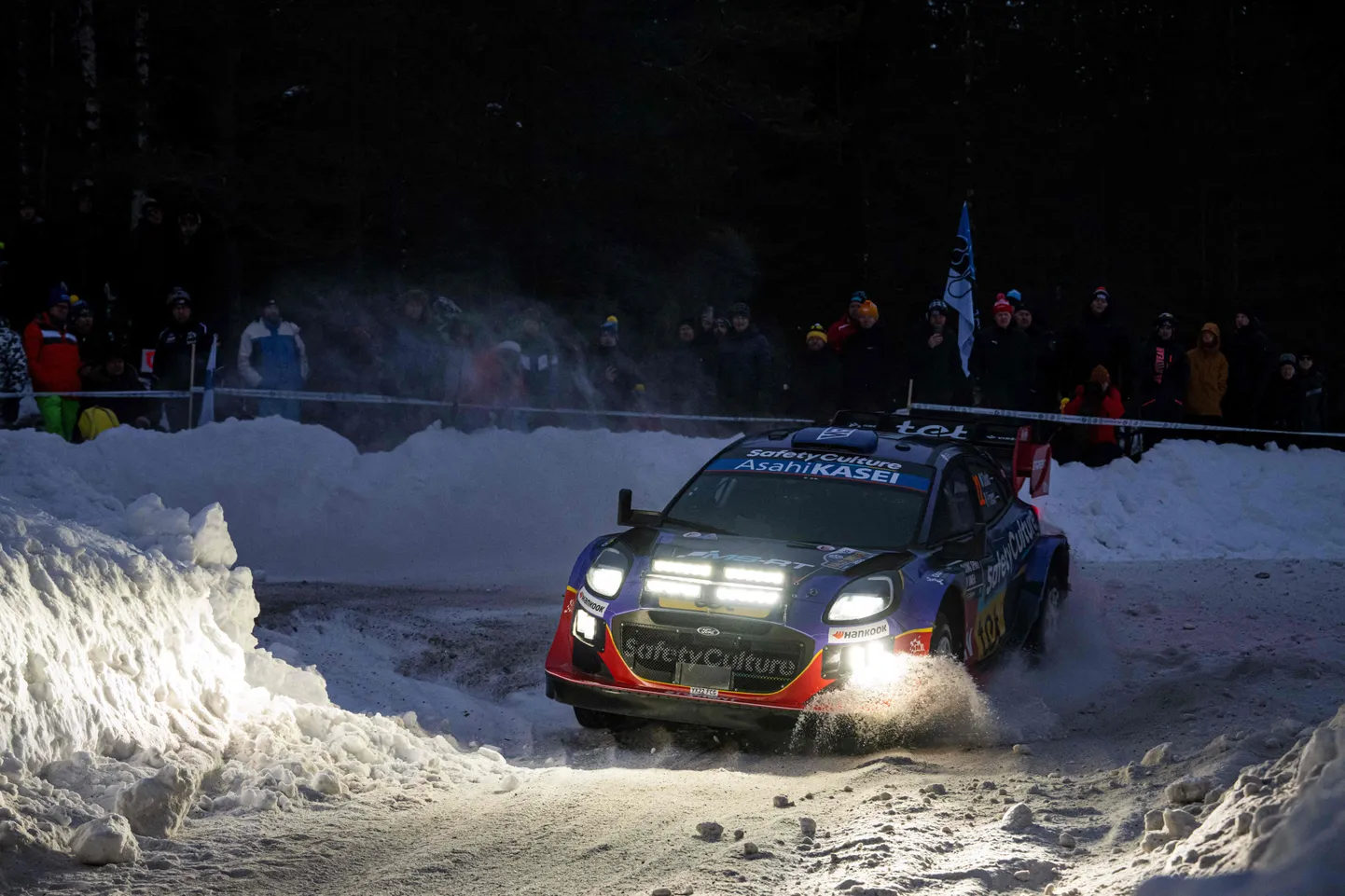 Latvijas rallija ekipāža ar pilotu Mārtiņu Sesku un stūrmani Renāru Franci