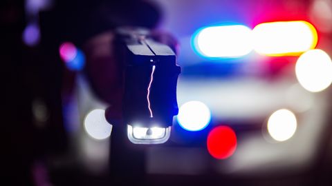 Rosina apsūdzēt policistu par nepamatotu elektrošoka ierīces pielietošanu