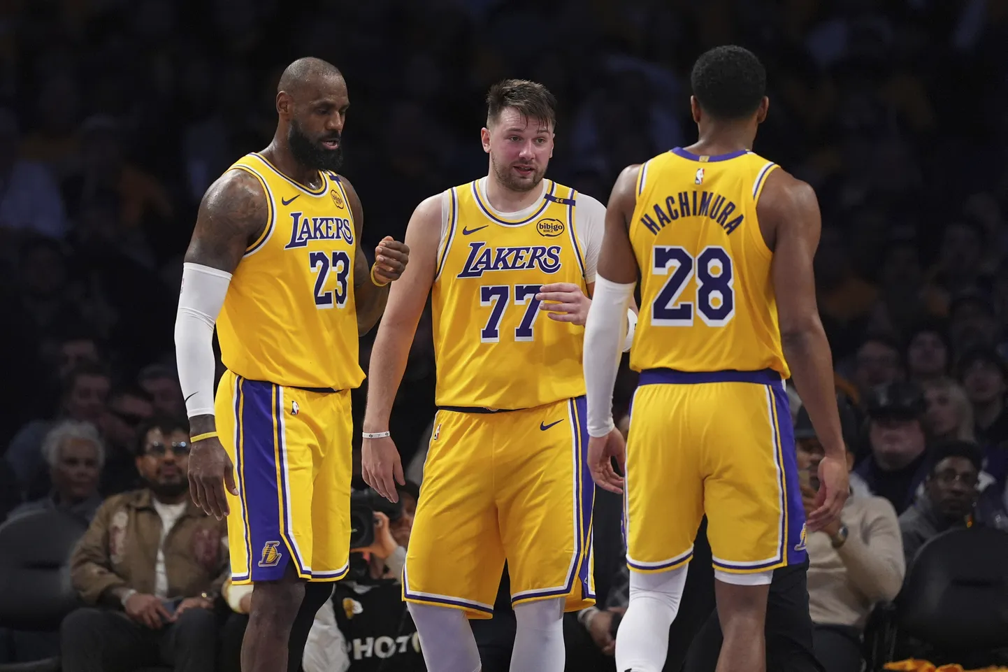 Luka Dončić (keskel) ja LeBron James käisid esimest korda koos platsil.