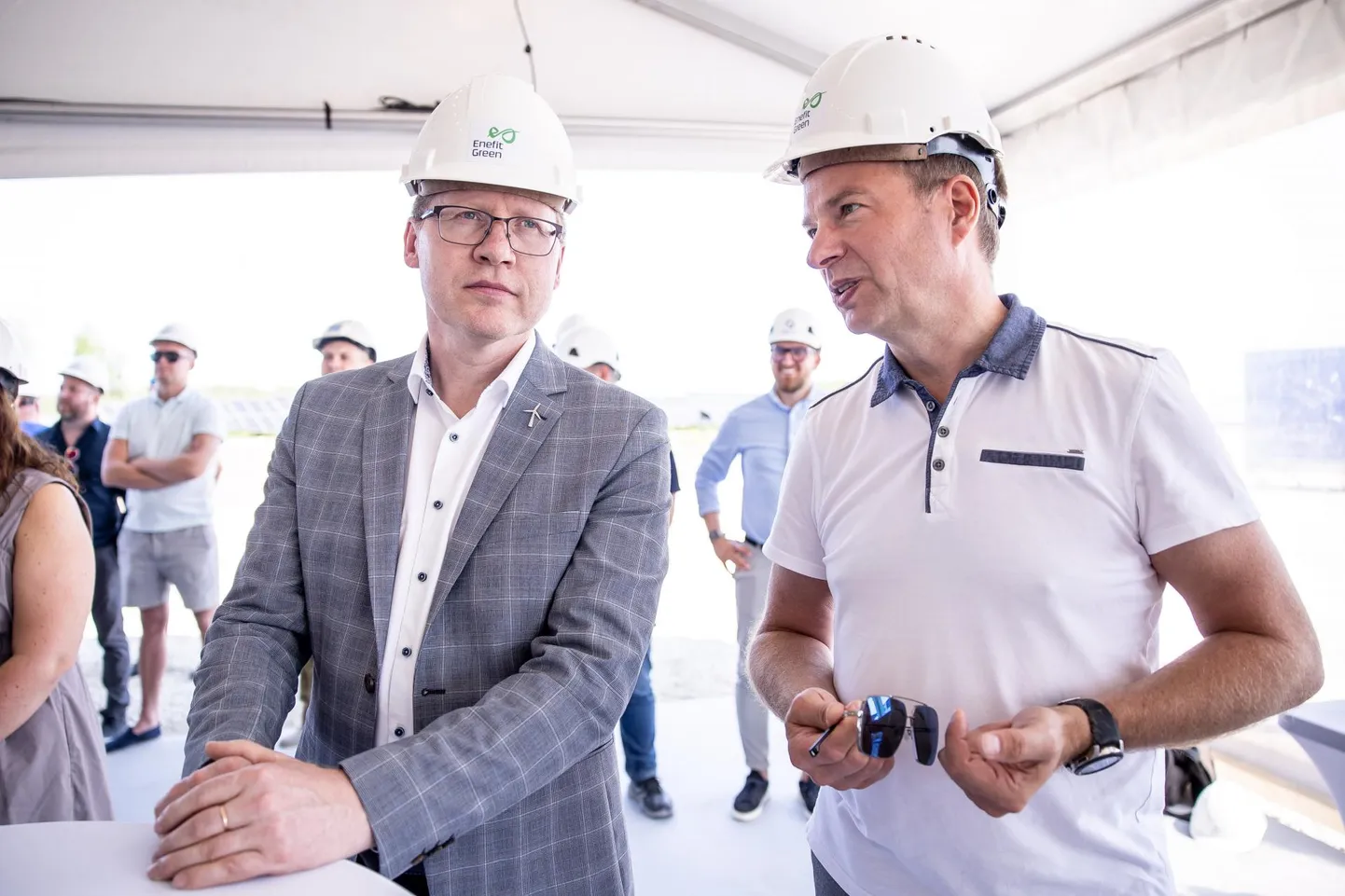 Eesti Energia juht Andrus Durejko (vasakul) ja endine juht Hando Sutter mullu juunis Purtse tuulepargi avamisel. See on üks vähestest fotodest, kus kaks juhti koos.