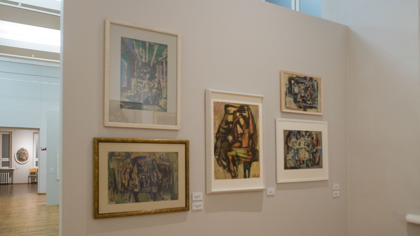 Elmar Kitse näituse taaslavastusse lisandus alguses välja pandud 62 maalile näituse lahtioleku ajal viiendana «Harmoonikamängija» (esiplaanil all vasakult esimene, 1966, tempera, paber, 35 × 50 cm).