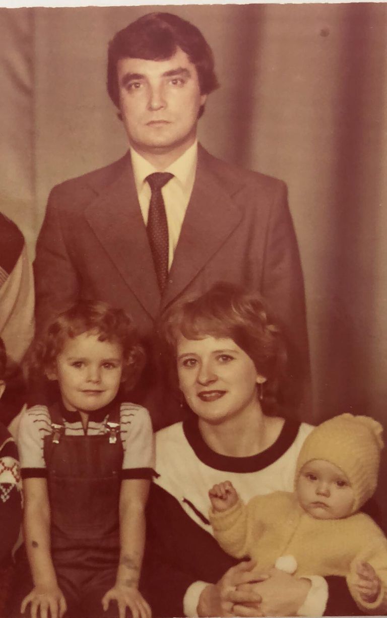 Jūlija ar māsu Kristīni un vecākiem bērnībā