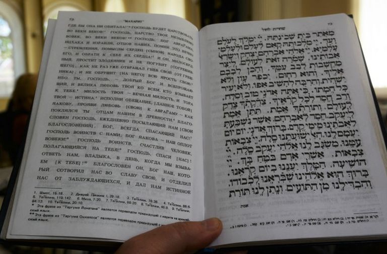 На экскурсии в синагоге полезно заглянуть в священные книги