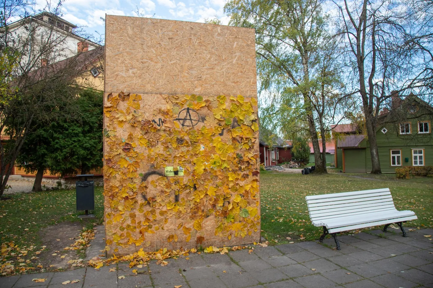 Õpetajad kleepisid õpetajate päeval Jaak Joala kastile mahalangenud puulehti.