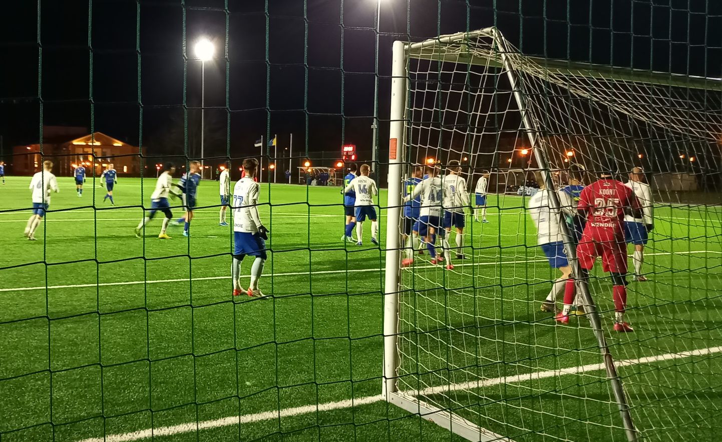 В первой переходной игре первой лиги, проходившей в субботу вечером при трехградусном морозе на кохтла-ярвеском поле с искусственным газоном, ида-вируский "FC Alliance" уверенно переиграл команду Пярну - 4:1.