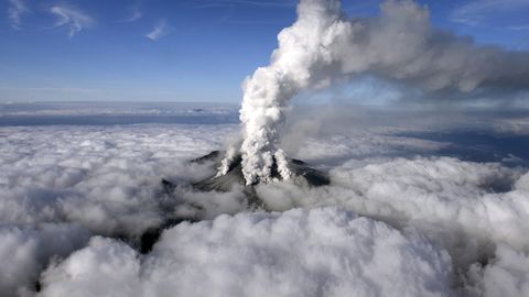 Красный и оранжевый уровень опасности: на Камчатке проснулись вулканы