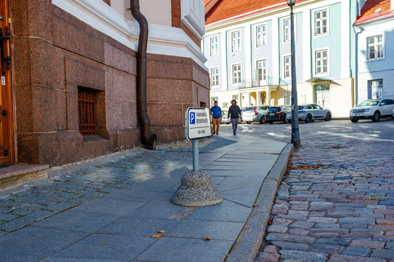 Aeg-ajalt ilmub Nevski katedraali kõrvale ka liiklusmärk, mis reserveerib ühe parkimiskoha metropoliidi auto jaoks.  