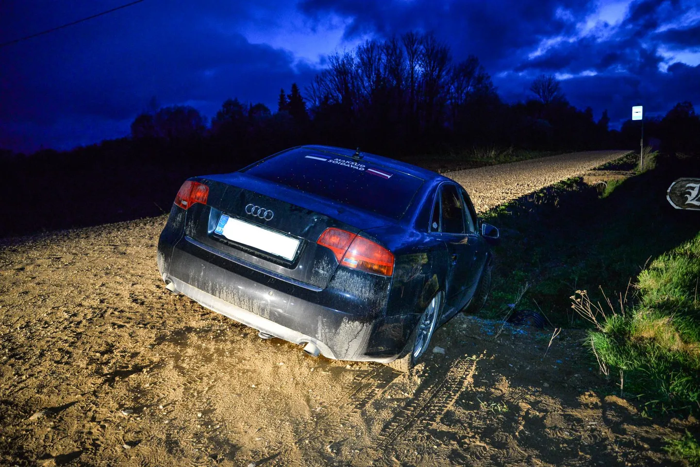 Neljapäeva õhtul oli Mulgi valals Päigiste külas teeäärsesse kraavi sõitnud Audi.