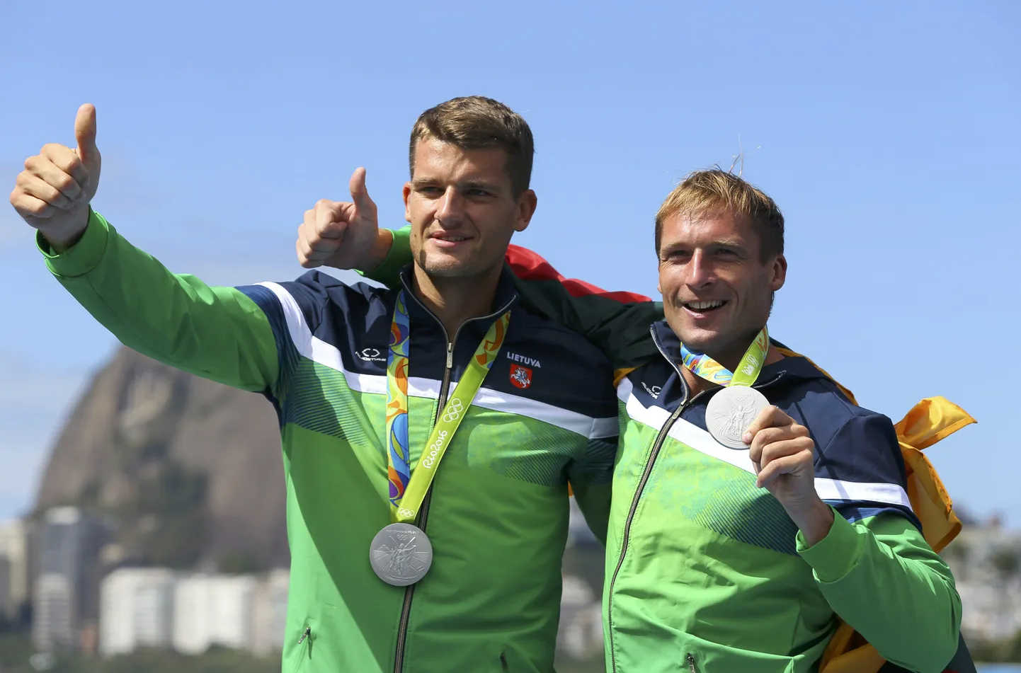 Leedu sõudjad Mindaugas Griskonis ja Saulius Ritter medalitseremoonial.