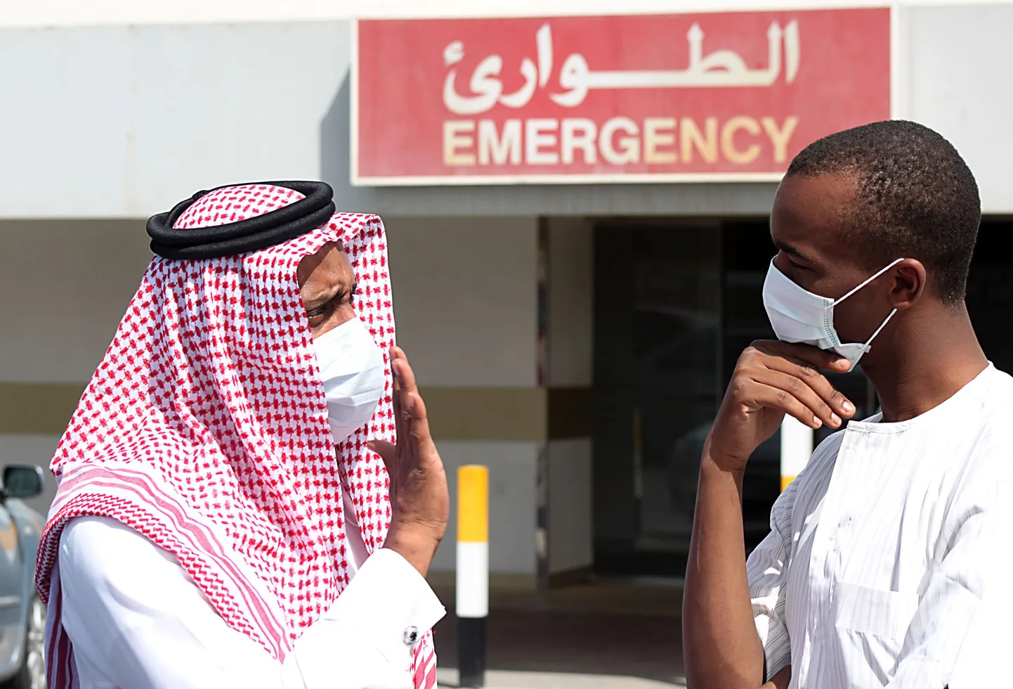 Mehed kaitsmas end Saudi-Araabias leviva koroonaviiruse eest.