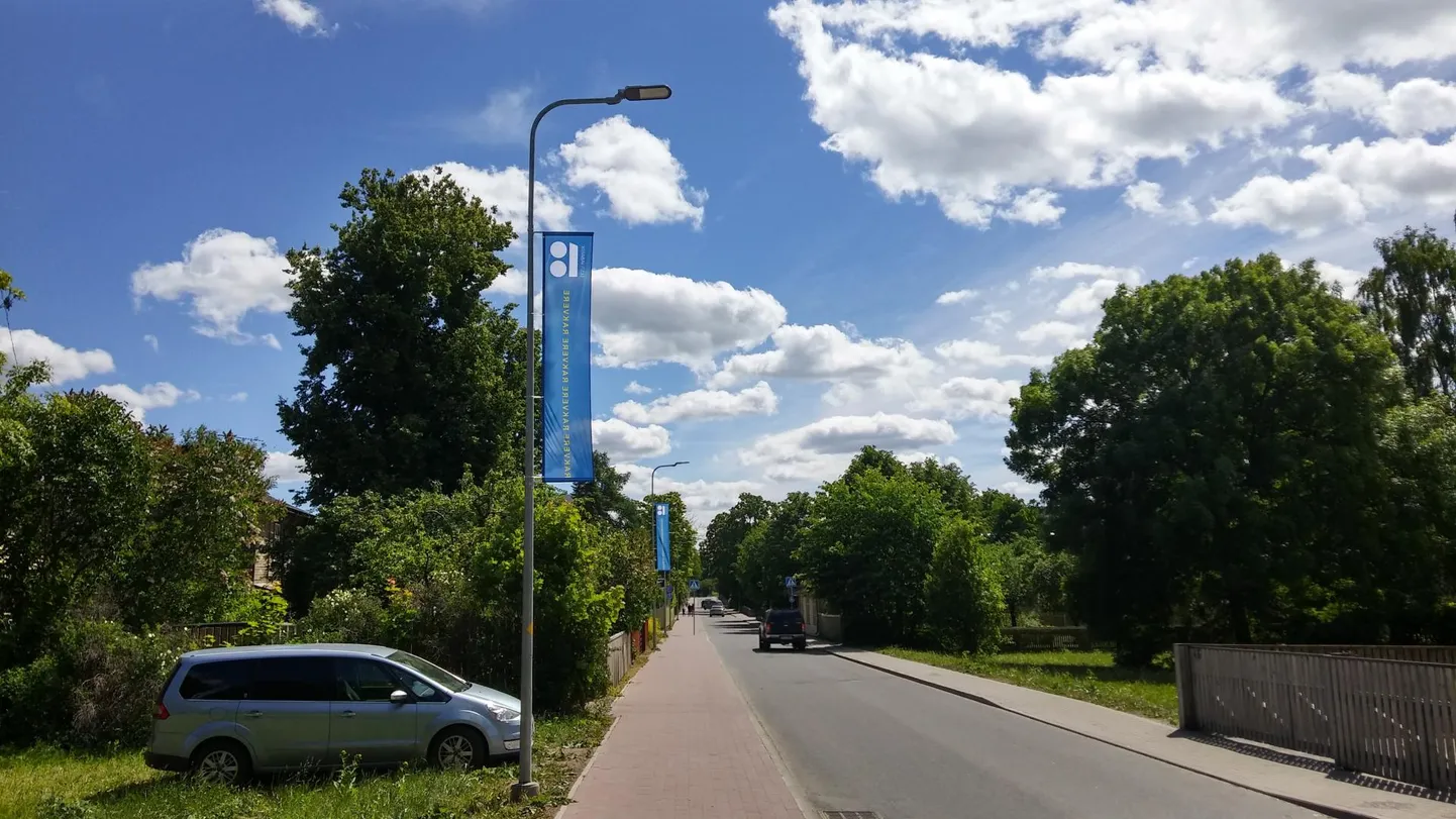 Eesti juubeliaasta kaunid tänavakujunduselemendid võivad ühelt poolt paista üht- ja teiselt poolt teistmoodi.