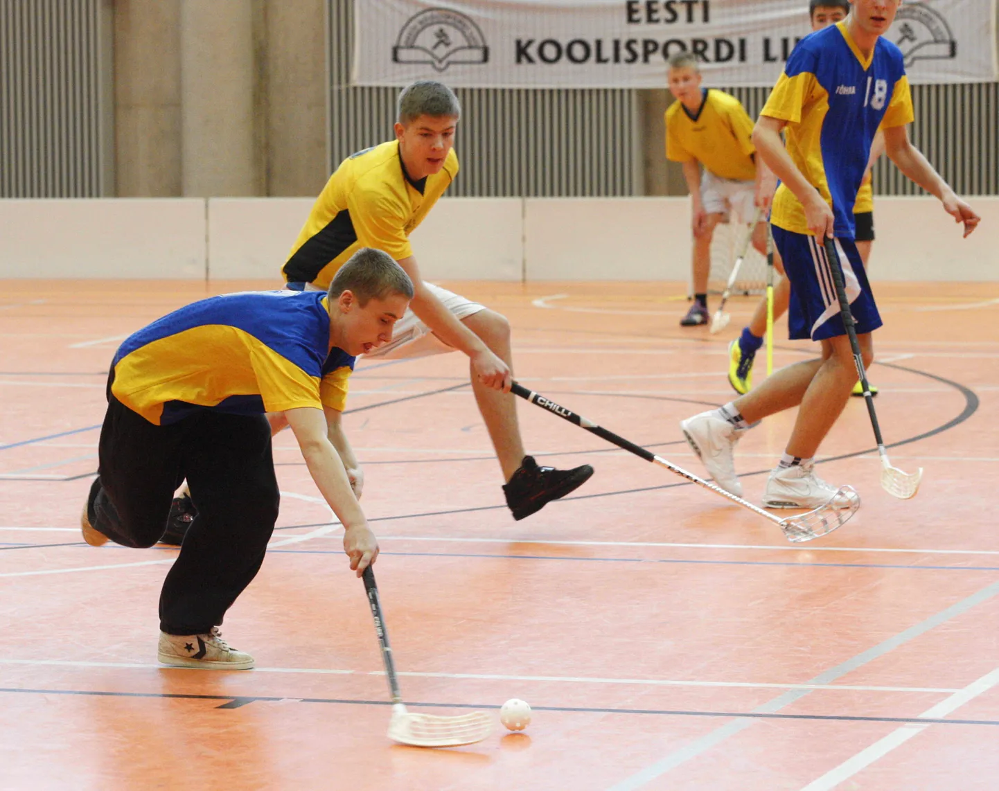 Pildil mängivad Viljandi Maagümnaasiumi (kollastes särkides) ja Võhma kooli (sini-kollastes särkides) võistkonnad.